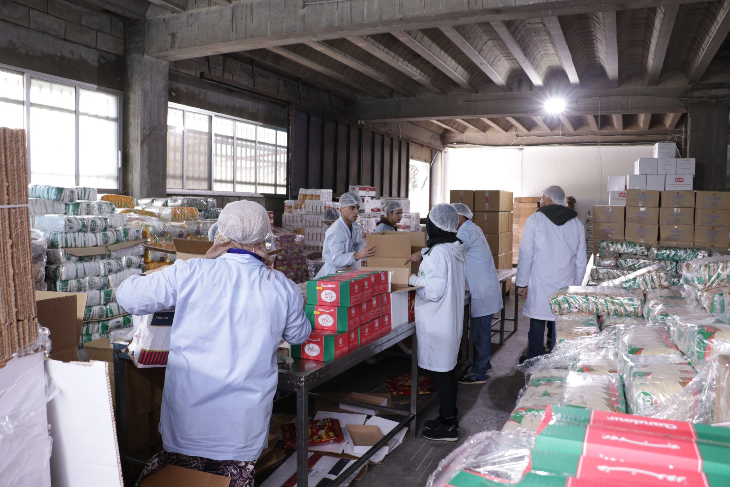 Volunteers preparing food rations in a warehouse during the fifth distribution wave, December 2020.