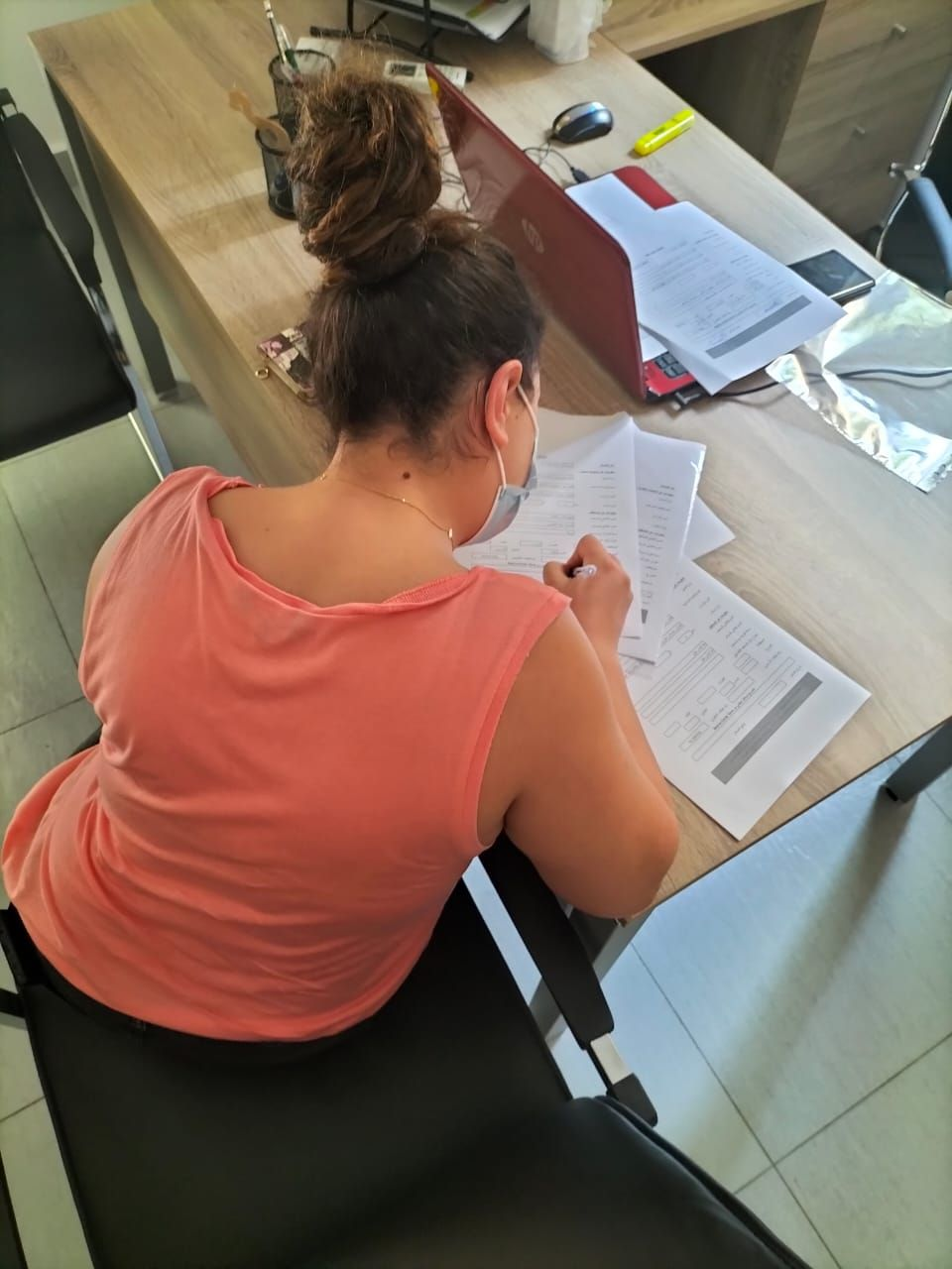 Des familles reçoivent du lait, des couches et des lingettes pour leurs bébés dans les locaux de Red In Circle, septembre 2021.