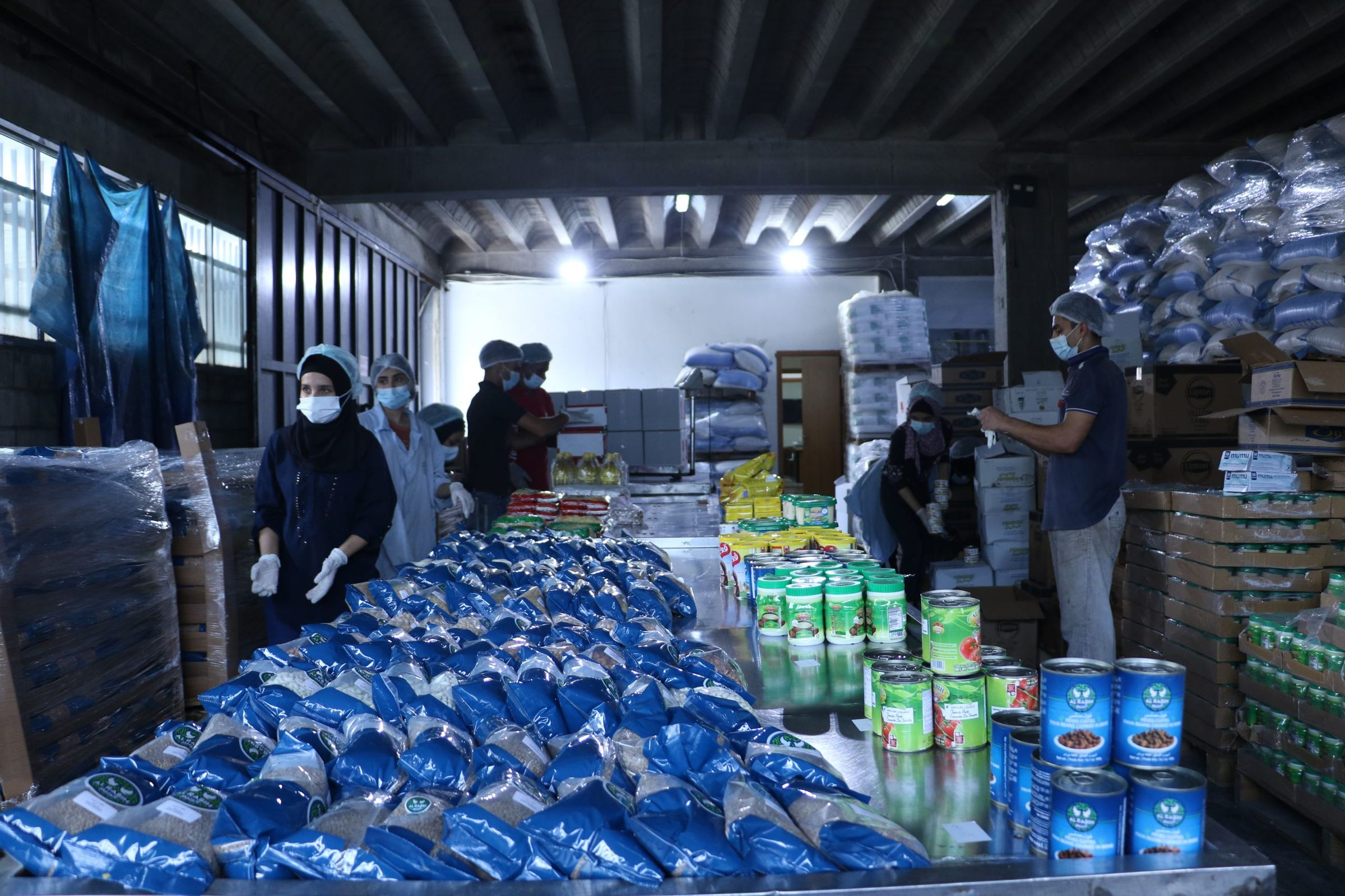 Des bénévoles de Red In Circle préparent et livrent des rations alimentaires lors de la sixième vague de distribution, 2021.
