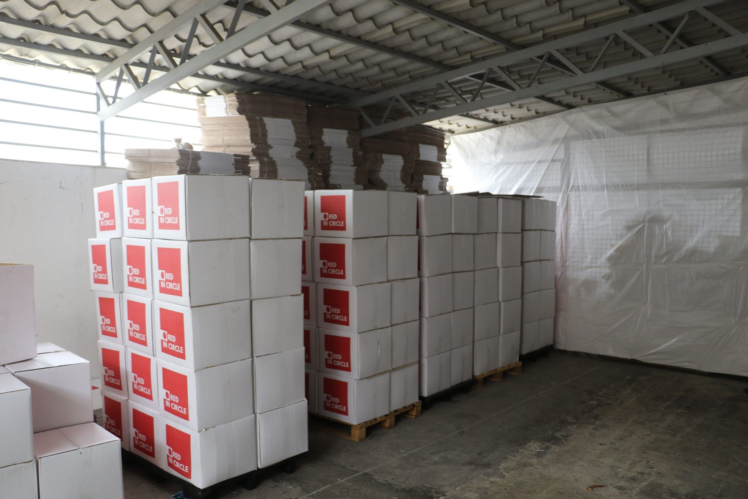 Des bénévoles de Red In Circle préparent et livrent des rations alimentaires lors de la sixième vague de distribution, 2021.