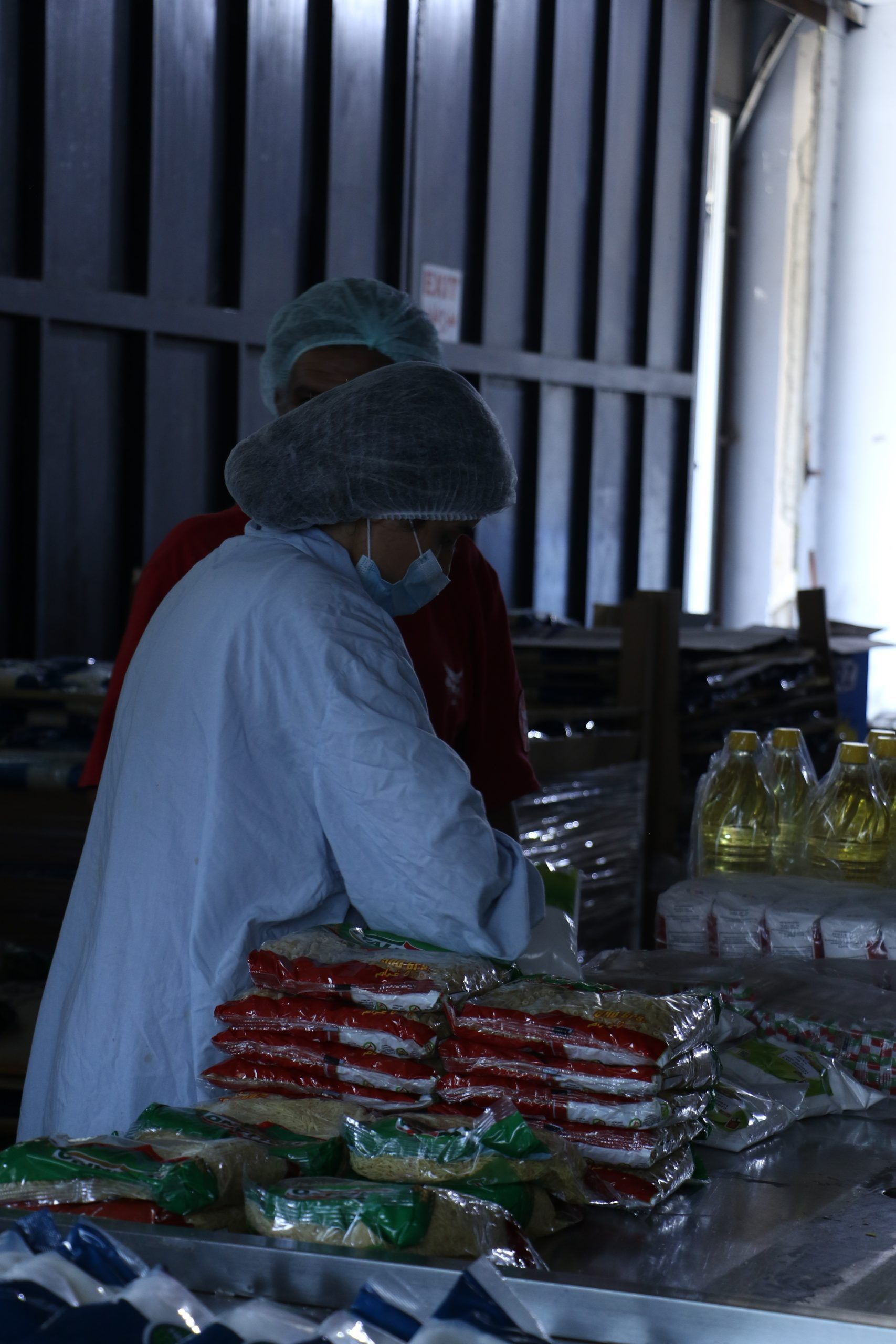 Des bénévoles de Red In Circle préparent et livrent des rations alimentaires lors de la sixième vague de distribution, 2021.