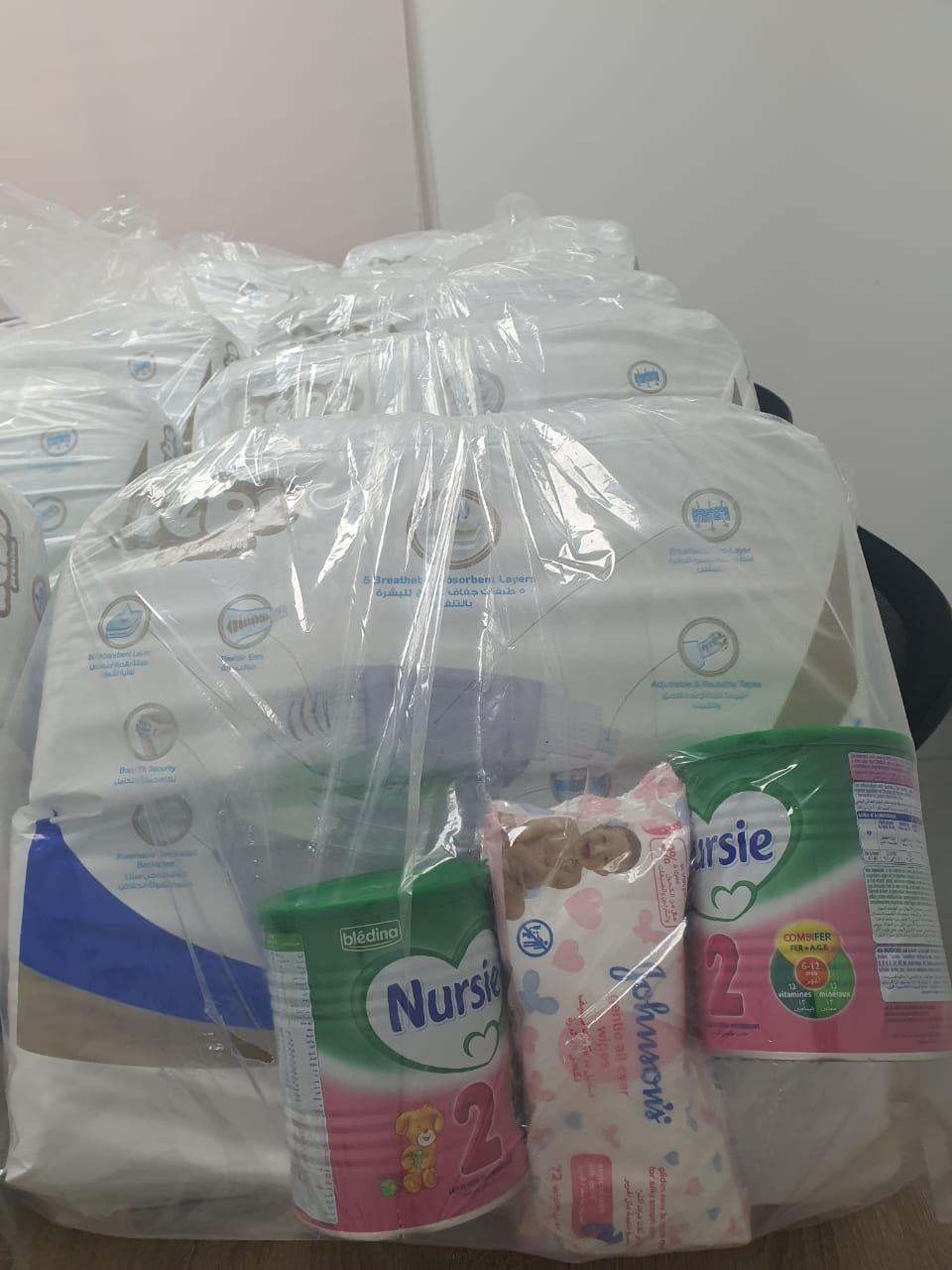 Des familles reçoivent du lait, des couches et des lingettes pour leurs bébés dans les locaux de Red In Circle, septembre 2021.