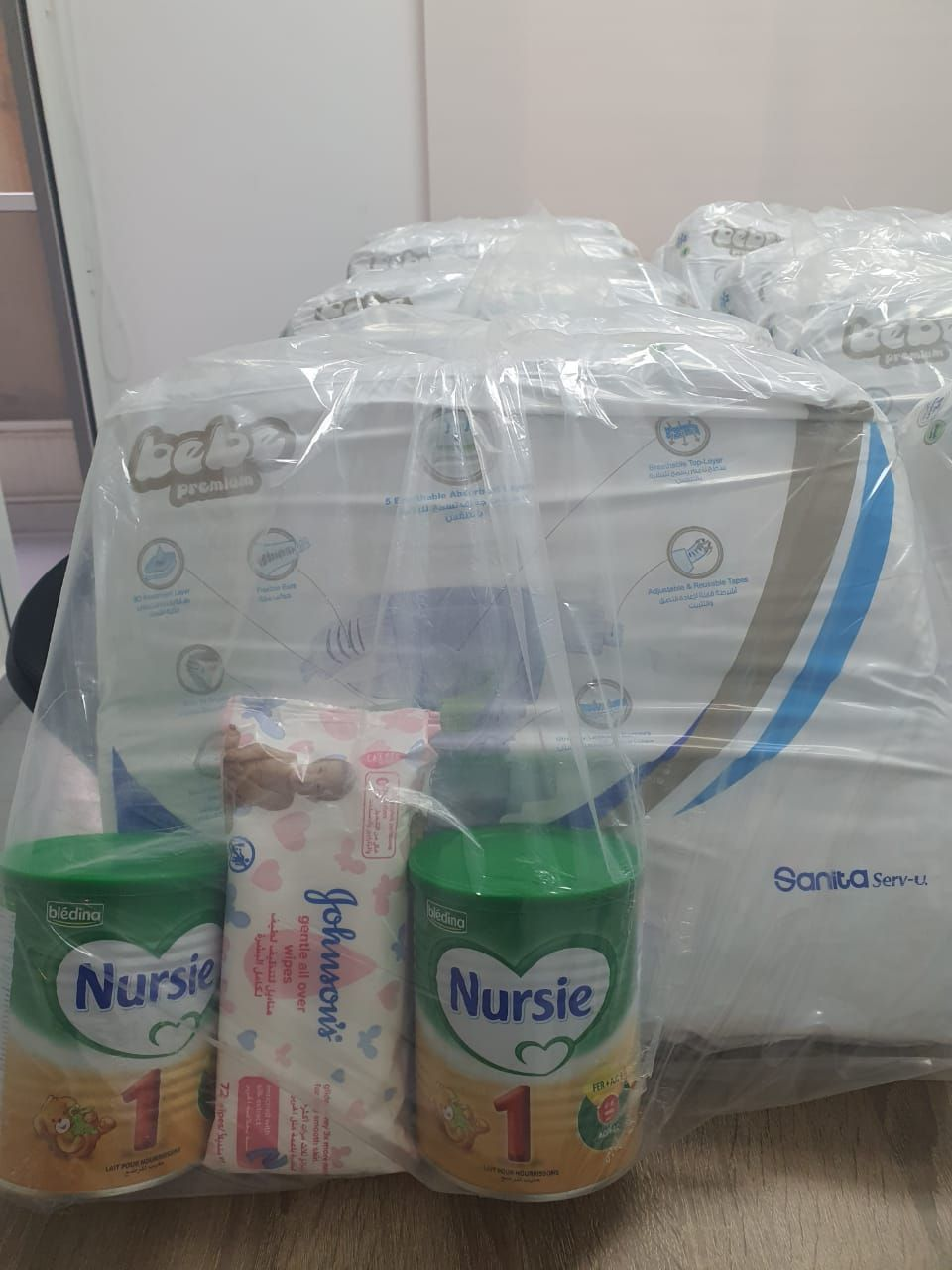 Des familles reçoivent du lait, des couches et des lingettes pour leurs bébés dans les locaux de Red In Circle, septembre 2021.