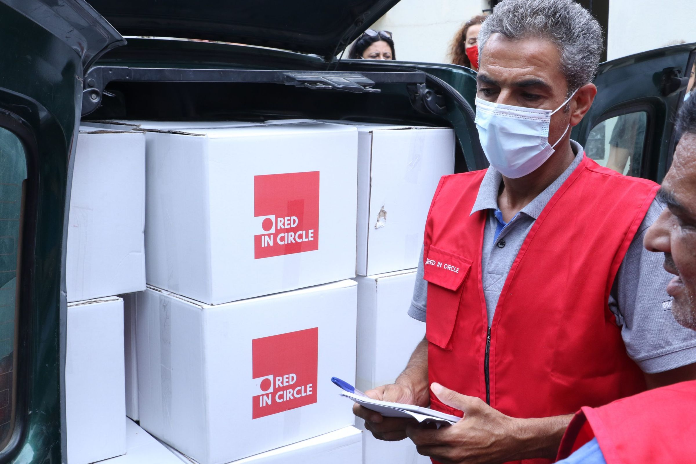 Des bénévoles de Red In Circle préparent et livrent des rations alimentaires lors de la sixième vague de distribution, 2021.