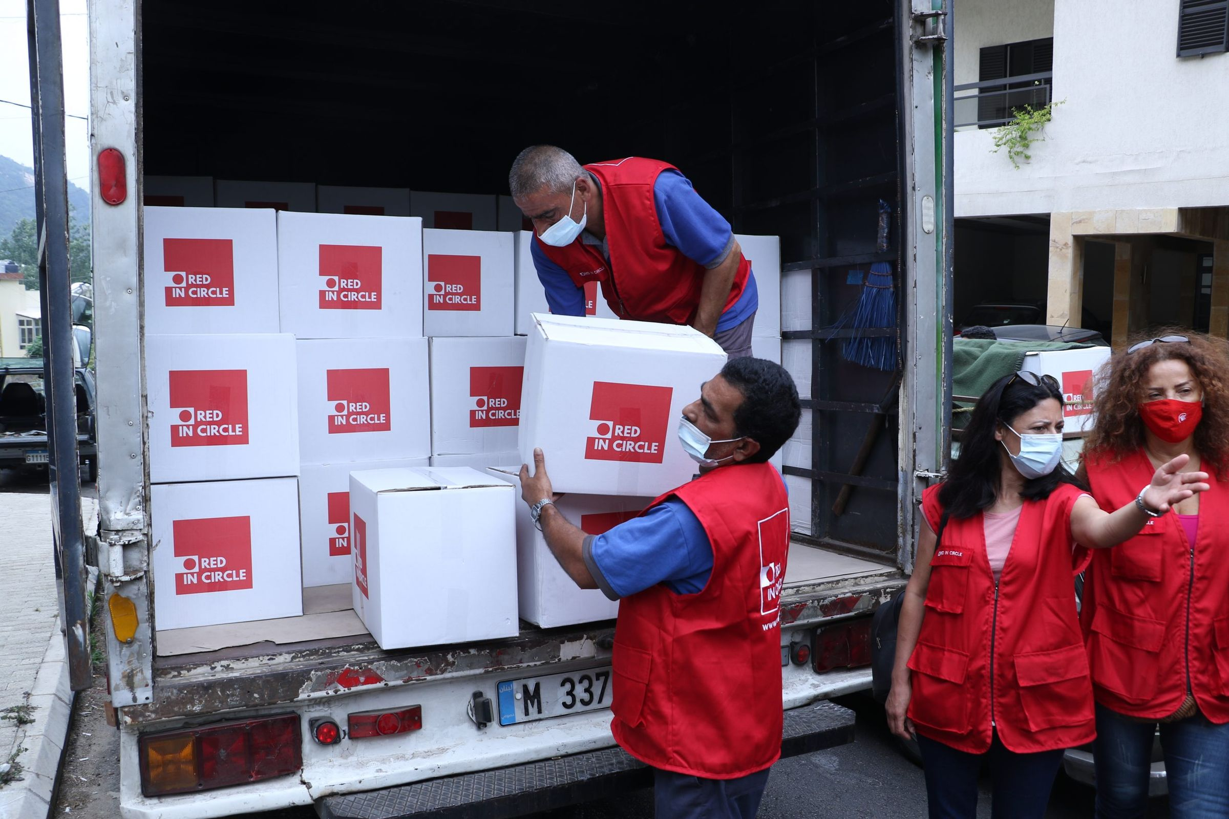 Des bénévoles de Red In Circle préparent et livrent des rations alimentaires lors de la sixième vague de distribution, 2021.