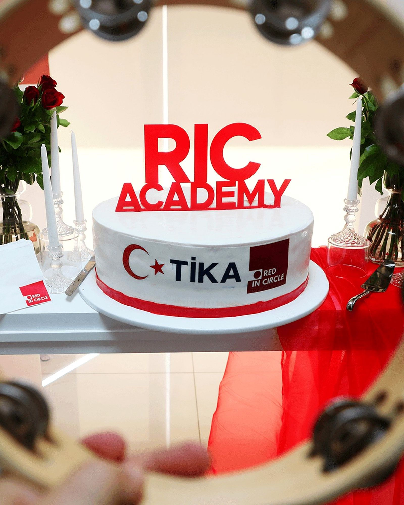 Un moment spécial célébrant l’inauguration de la RIC Academy à Zouk Mosbeh, au Liban, créée par Red in Circle (RIC) en partenariat avec TİKA. Le gâteau commémoratif symbolise cette collaboration et l’engagement commun en faveur de l’éducation, de l’autonomisation des communautés et d’un avenir plus inclusif.