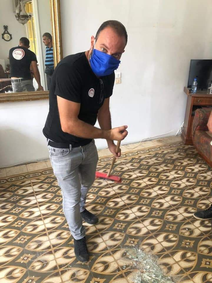 متطوعو Red In Circle يدعمون أهالي بيروت بعد انفجار الرابع من آب 2020.
